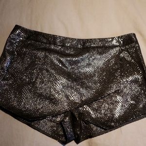 Snakeskin skort